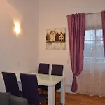 Neulendtnerhof Apartment *
