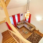 Neulendtnerhof Apartment *